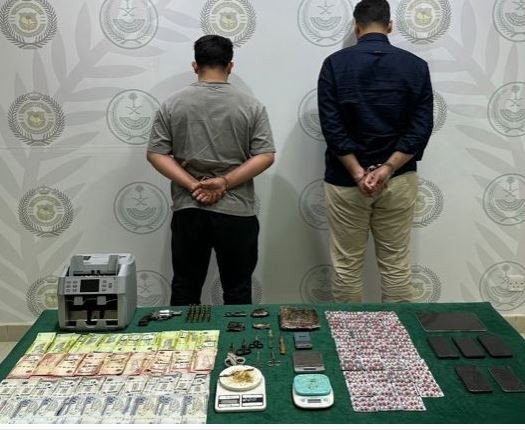 ضبط شخصين لترويجهما "الحشيش" و "الإمفيتامين" في الباحة ضبط شخصين لترويجهما "الحشيش" و "الإمفيتامين" في الباحة