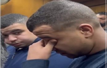 شاهد بالفيديو.. دمـوع ومناجاة مطرب المهرجانات عصام صاصا أثناء محاكمته اليوم في قضية التزوير