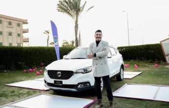 فيديو.. مدرس يدهش المصريين ويتصدر التريند.. ماذا قدم من جوائز ضخمة لطلابه؟