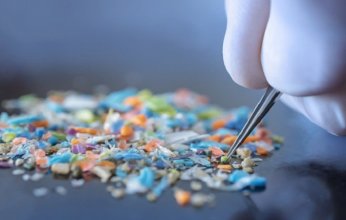 هل تسهم الجسيمات البلاستيكية الدقيقة في تغير مناخ الأرض؟.. دراسة تجيب