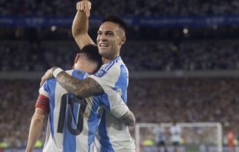 متفوقا على ميسي.. الأرجنتيني مارتينيز يحصد جائزة القدم الذهبية