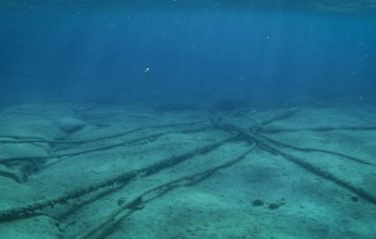 الصين تطور نظامًا متقدمًا لمد الكابلات الضوئية في أعمق نقطة بحرية على الأرض