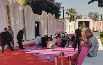 افترشوا الحصر بجانب السجادة الحمراء.. جدل واسع في مصر بعد أداء صلاة الجمعة داخل دار الأوبرا