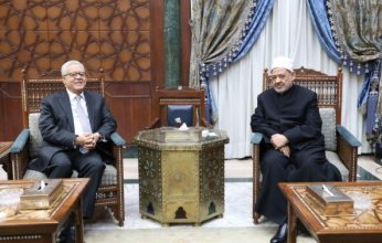 شيخ الأزهر يحذر من طغيان الجوانب المادية الهادفة لتحويل التعليم إلى سلعة استثمارية وتجارية