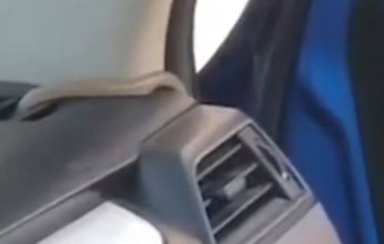 مفاجأة صادمة.. رجل يعثر على ثعبان في مكان غير متوقع داخل سيارته (فيديو)