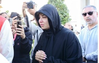 انهيار مفيدة شيحة في جنازة والدتها بمسجد فاطمة الشربتلي (صور)