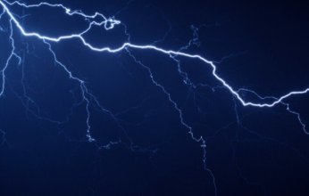 مصرع لاعب كرة قدم وإصابة آخرين بصاعقة داخل المستطيل الأخضر