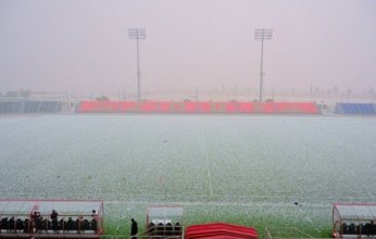 الثلوج تغطى ملعب الجوف بالسعودية