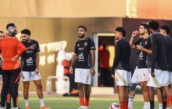 الفريق منقسم إلى حزبين.. المدير الرياضى بالأهلي يبلغ الخطيب بوجود أزمة داخل غرفة ملابس الأهلي