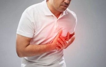 هل الذبحة الصدرية تشكل خطراً على الصحة؟.. طبيب مصري يجيب