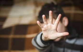 مصر.. القبض على سيدة لتعديها بالضرب المبرح على طفل بالإسكندرية