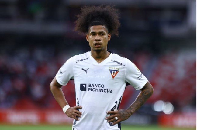 إثر حادث أليم وفاة لاعب منتخب الإكوادور عن عمر يناهز 22 عامًا إثر حادث أليم وفاة لاعب منتخب الإكوادور عن عمر يناهز 22 عامًا