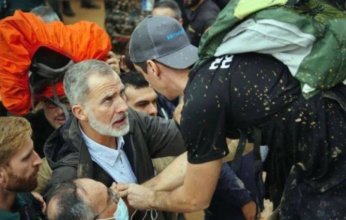 شاهد.. تعرض ملك اسبانيا للرشق بالطين والبيض أثناء زيارته للمناطق المتضررة من الفيضانات