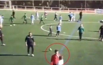 لخسارة فريق نجلها سيدة تقتحم الملعب وتصفع الحكم بالدوري الإسباني