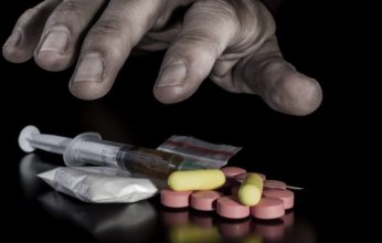 بعد واقعة اتهام مذيعة وبلوجر شهير بالترويج للمواد المخدرة.. تحذيرات من تزايد عدد المدمنين في مصر.. ما التفاصيل؟