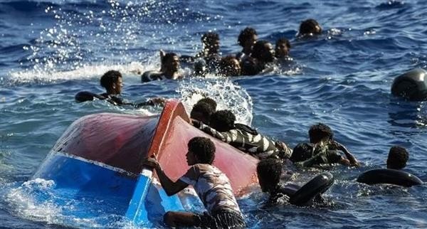 انقلاب قارب يحمل مهاجرين غير شرعيين قبالة السواحل الليبية انقلاب قارب يحمل مهاجرين غير شرعيين قبالة السواحل الليبية