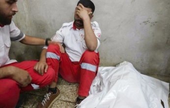 دون أن يعرف.. مسعف فلسطيني ينقل جثمان والداته إلى المستشفى مع ضحايا العدوان الإسرائيلي (فيديو)