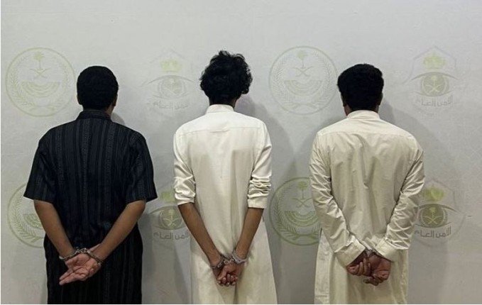 ضبط 3 أشخاص لارتكابهم حوادث سطو بالرياض ضبط 3 أشخاص لارتكابهم حوادث سطو بالرياض