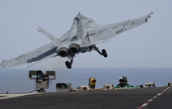 مقاتلات أمريكية تشن غارات جوية على أهداف للحوثيين باليمن