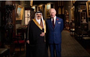 ملك بريطانيا تشارلز الثالث يمنح العاهل البحريني وساما رفيعا