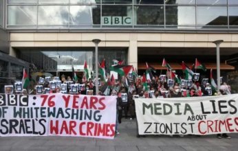 أكثر من 100 موظف في "BBC" يتهمون الشبكة بالتحيز لصالح الاحتلال الإسرائيلي