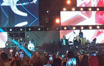 بباقة من أجمل أغانيه ووسط حضور جماهيري كبير.. الهضبة عمرو دياب يشعل حفل الجونة