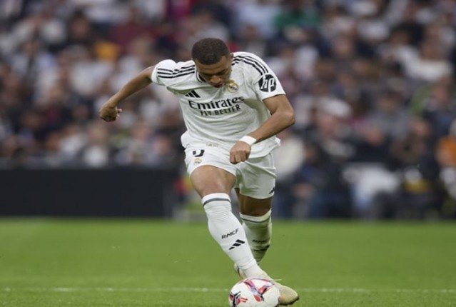 المغربي أشرف حكيمي يتصدر قائمة أسرع 20 لاعبًا بدوري أبطال أوروبا المغربي أشرف حكيمي يتصدر قائمة أسرع 20 لاعبًا بدوري أبطال أوروبا