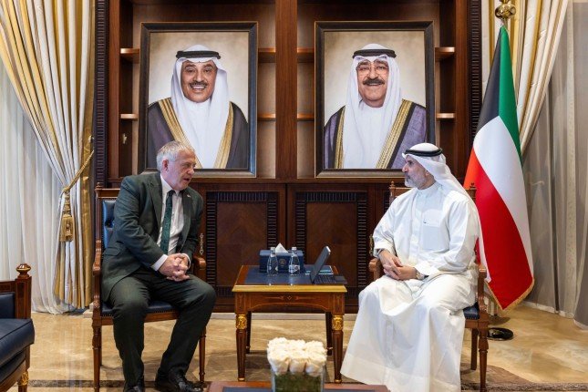 نائب وزير الخارجية الكويتي يبحث مع مستشار الحكومة البريطانية تعزيز العلاقات الثنائية في مختلف المجالات نائب وزير الخارجية الكويتي يبحث مع مستشار الحكومة البريطانية تعزيز العلاقات الثنائية في مختلف المجالات