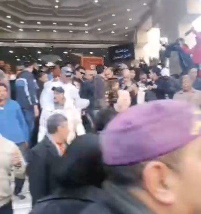 شاهد بالفيديو.. لحظة خروج جثمان أسطورة الأغنية الشعبية أحمد عدوية شاهد بالفيديو.. لحظة خروج جثمان أسطورة الأغنية الشعبية أحمد عدوية