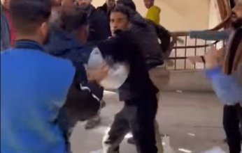 بالصور.. الاعتداء على الصحفيين أثناء تغطية محاكمة المخرج عمر زهران