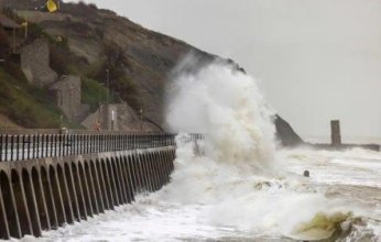 ماذا يحدث في بريطانيا؟ عاصفة "دارا" تؤدي لانقطاع الكهرباء وتعطل النقل العام