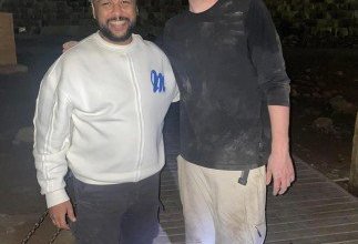 الفنان المصري محمد جمعة برفقة اليوتيوبر الشهير «مستر بيست» أثناء زيارته للأهرامات.. ما القصة؟