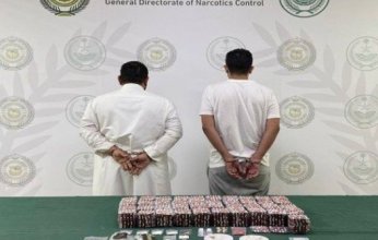 القبض على شخصين لترويجهما كمية من مادة الحشيش المخدر بمنطقة الرياض