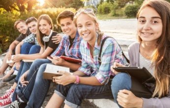 هل هناك علاقة بين الجلوس أمام الشاشات وأفكار الانتحار لدى المراهقين؟ دراسة حديثة تجيب