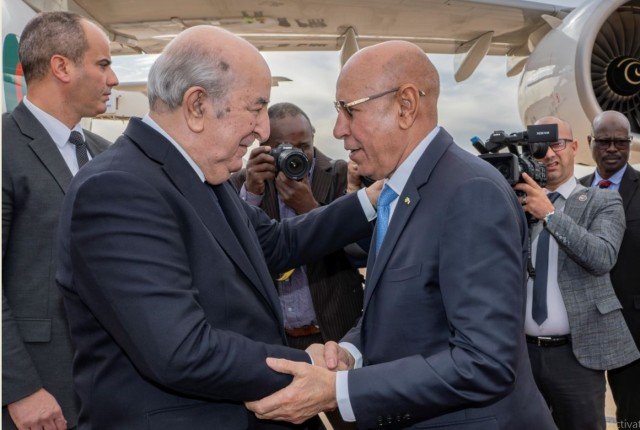 الرئيس الموريتاني يستقبل نظيره الجزائري بمطار نواكشوط الدولي (صور) الرئيس الموريتاني يستقبل نظيره الجزائري بمطار نواكشوط الدولي (صور)