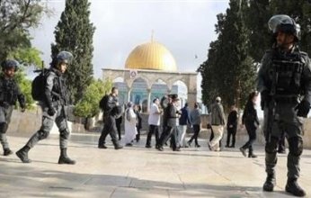 مستعمرون يقتحمون المسجد الأقصى المبارك بحماية شرطة الاحتلال الإسرائيلي
