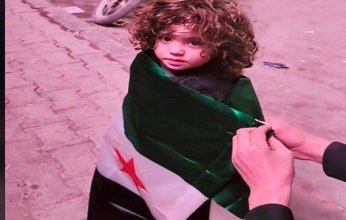 شاهد بالفيديو.. طفل سوري ولد بسجون الأسد ولم ير النور إلا لحظة تحريره