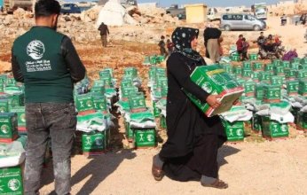 مركز سلمان للإغاثة يوزع 1.494 سلة غذائية وحقائب صحية في إدلب السورية