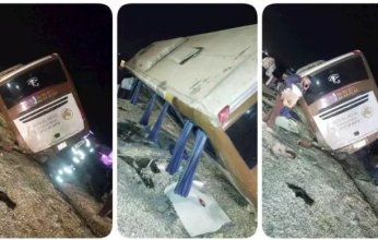 انقلاب أتوبيس سياحي على طريق "السويس - القاهرة" يُسفر عن إصابة 33 شخصًا