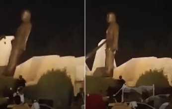 بالفيديو.. إسقاط تمثال حافظ الأسد في منطقة الساحل السوري