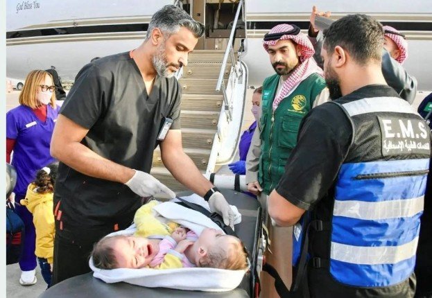 التوأم السوري الملتصق «سيلين وإيلين» يصلان إلى الرياض التوأم السوري الملتصق «سيلين وإيلين» يصلان إلى الرياض