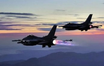 طيران الاحتلال الإسرائيلي يقصف خيمة للنازحين بوسط غزة