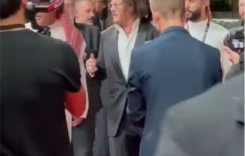 شاهد بالفيديو.. جوني ديب يخطف الأنظار بدخوله المثير لمهرجان البحر الأحمر السينمائي