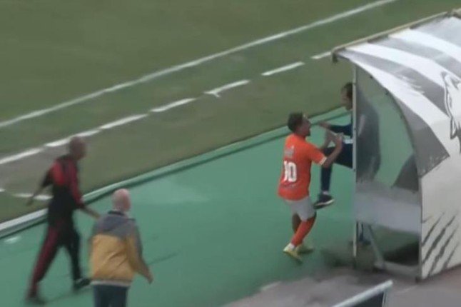 بالفيديو.. لاعب مصري يعتدي على مدربه بالضرب بسبب استبداله في المباراة بالفيديو.. لاعب مصري يعتدي على مدربه بالضرب بسبب استبداله في المباراة