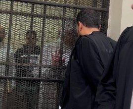 خاص| الظهور الأول للمضيفة التونسية قاتلة ابنتها بالرحاب في جلسة النطق بالحكم اليوم «صور»