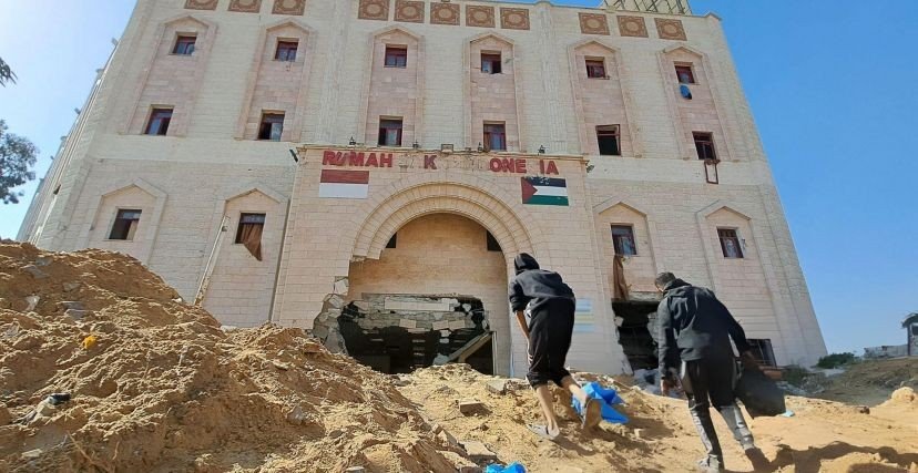 جيش الاحتلال الإسرائيلي يجبر الجرحى والمرضى على إخلاء المستشفى الإندونيسي بغزة جيش الاحتلال الإسرائيلي يجبر الجرحى والمرضى على إخلاء المستشفى الإندونيسي بغزة