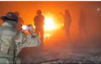 بالفيديو.. شاهد حرق قبر حافظ الأسد في مسقط رأسه باللاذقية