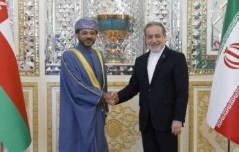 وزيرا خارجية إيران وسلطنة عمان يبحثان التطورات بالمنطقة