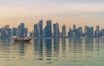 طقس قطر.. الأرصاد الجوية تحذر من رياح قوية وأمواج عالية آخر الليل في البحر