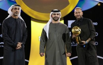 نيمار يهدي جائزة "جلوب سوكر" لجماهير الهلال